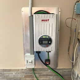 Instalaci&oacute;n Inversor Cargador 1000W 12V MPPT 40A Must Solar